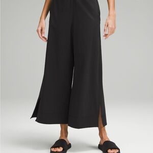 Lululemon stretch woven Black Wide-Leg Pants. Large